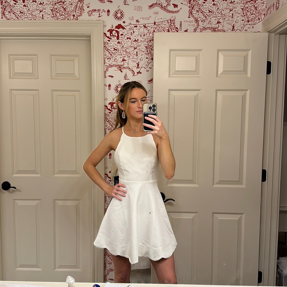 Lulu’s Scalloped Mini Dress (White, XS)